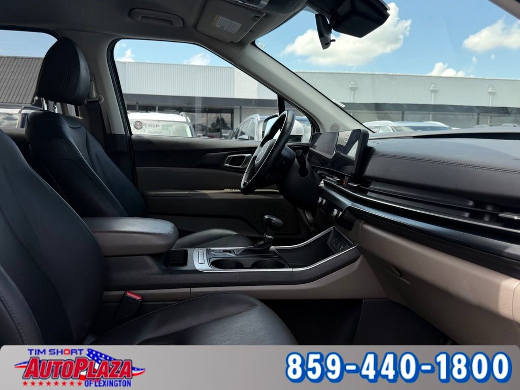 Used 2025 Kia Carnival FWD image 37