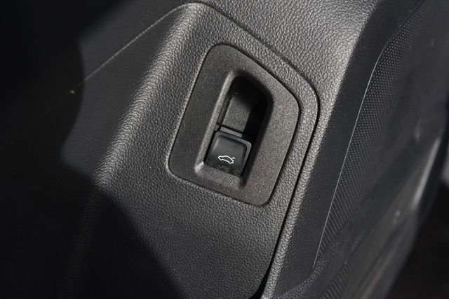 Used 2022 Volkswagen Atlas SE w/ Black Wheel Package image 9