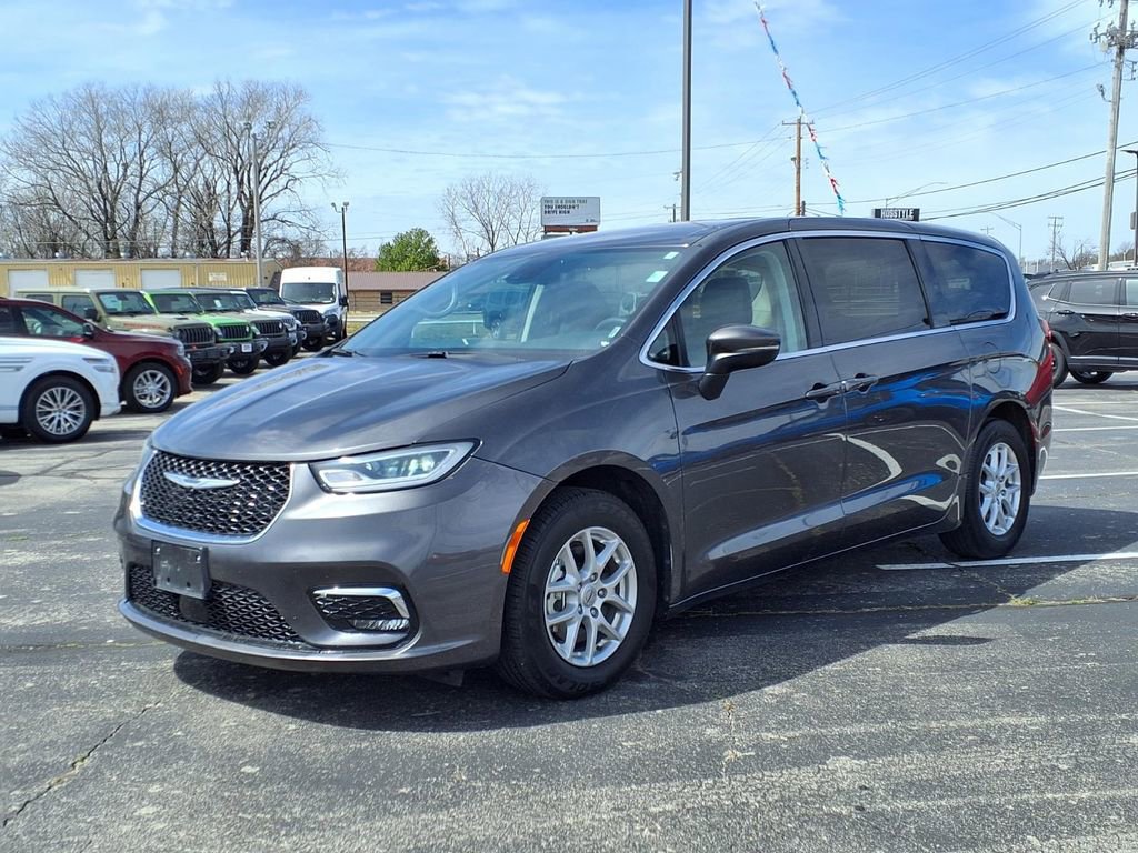 Used 2023 Chrysler Pacifica Touring-L FWD image 3