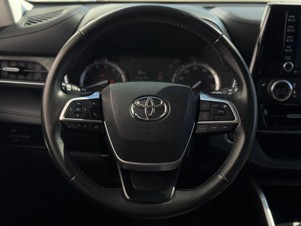 Used 2022 Toyota Highlander XLE AWD/4WD image 14