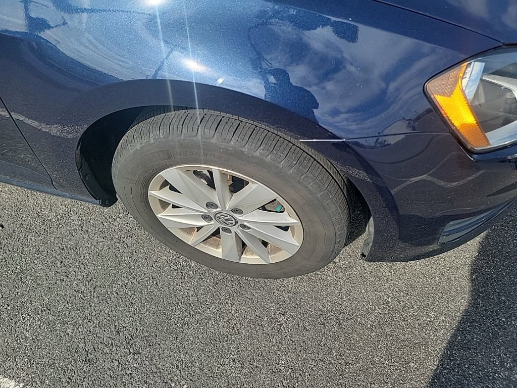 Used 2016 Volkswagen Golf S image 13