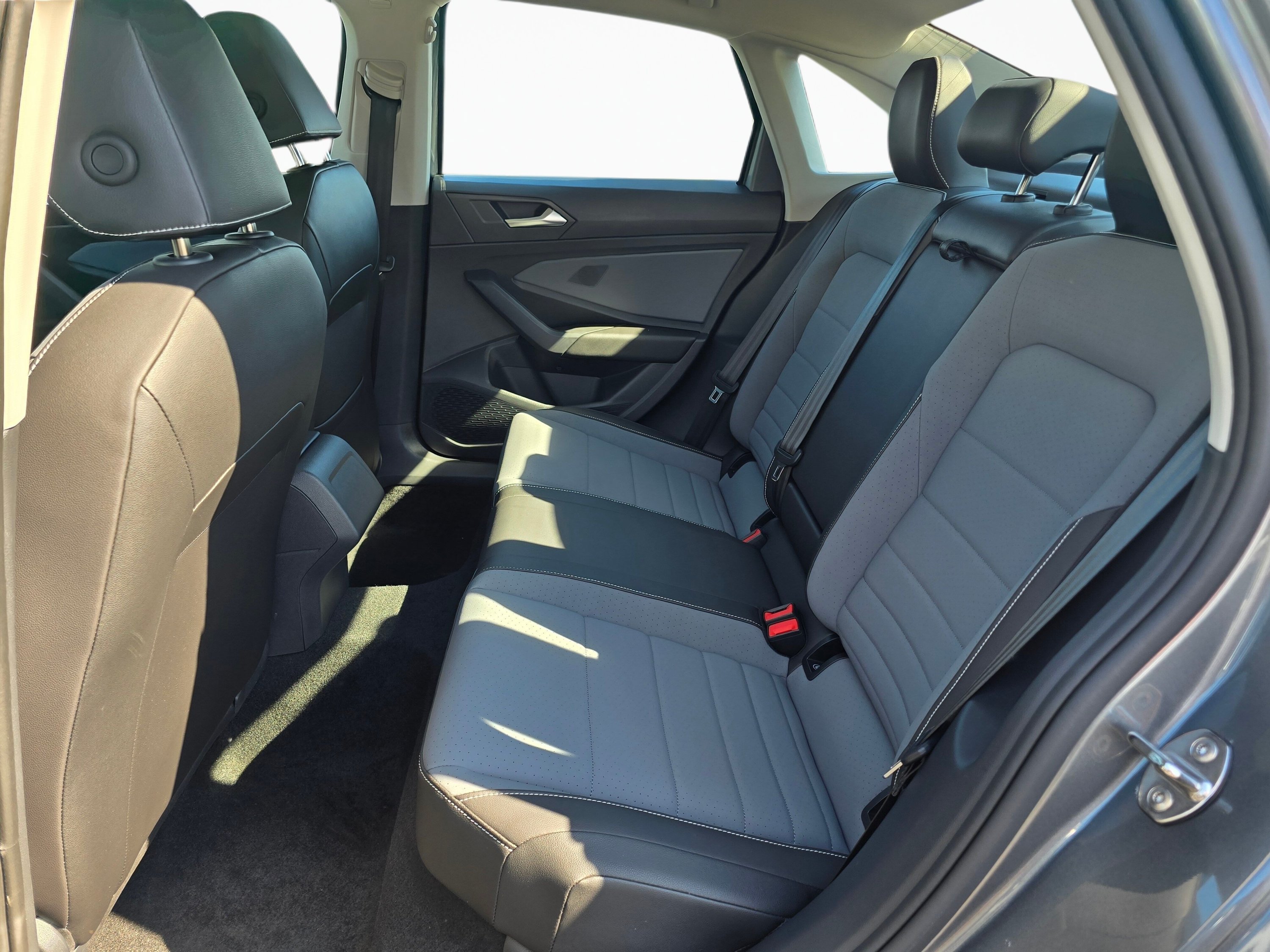 Used 2025 Volkswagen Jetta SE w/ Sunroof Package FWD image 18