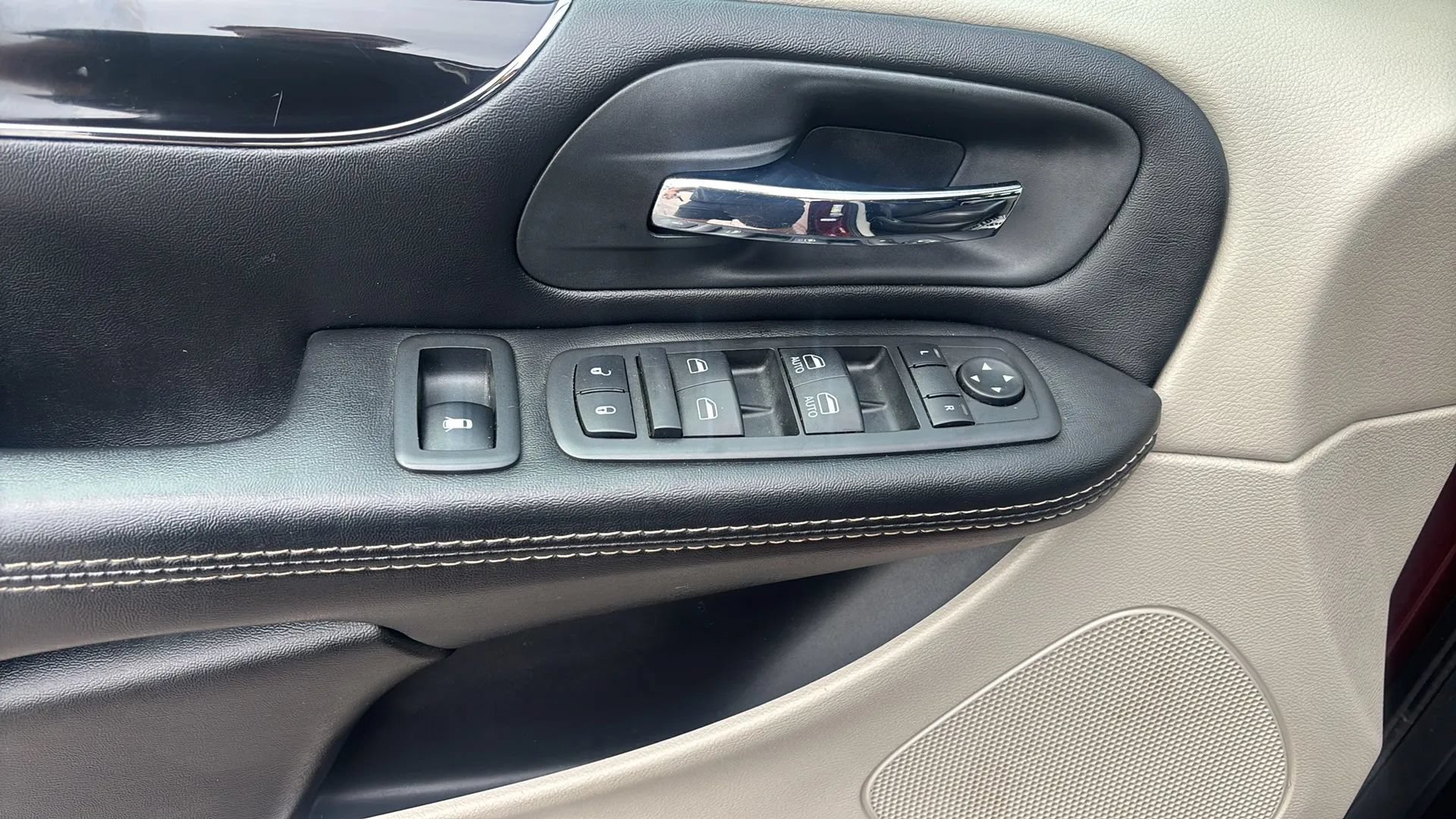 Used 2020 Dodge Grand Caravan SXT FWD image 28