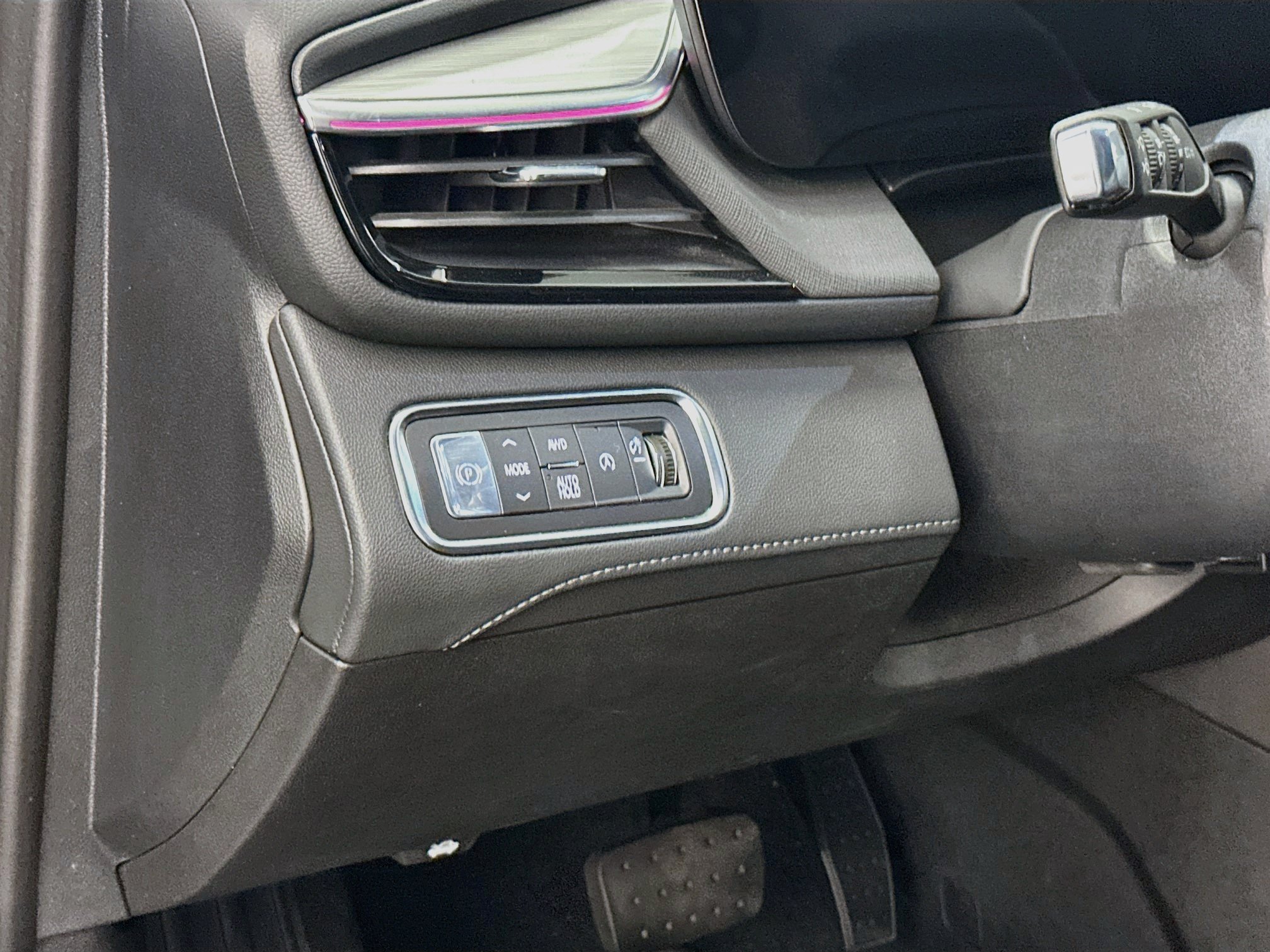 Used 2025 Buick Enclave Preferred AWD/4WD image 17