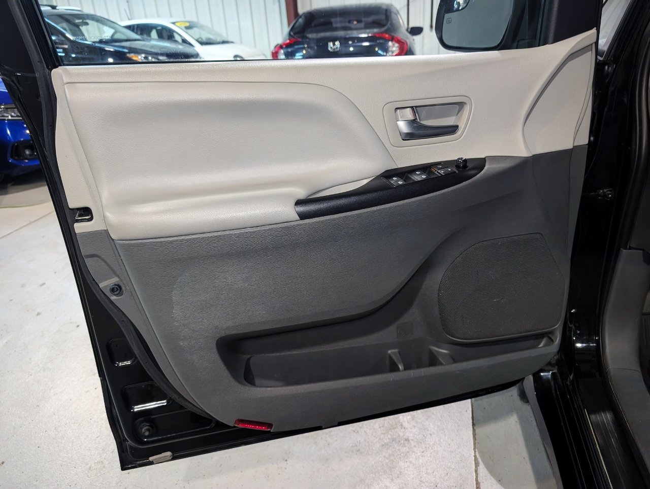 Used 2020 Toyota Sienna LE AWD/4WD image 13