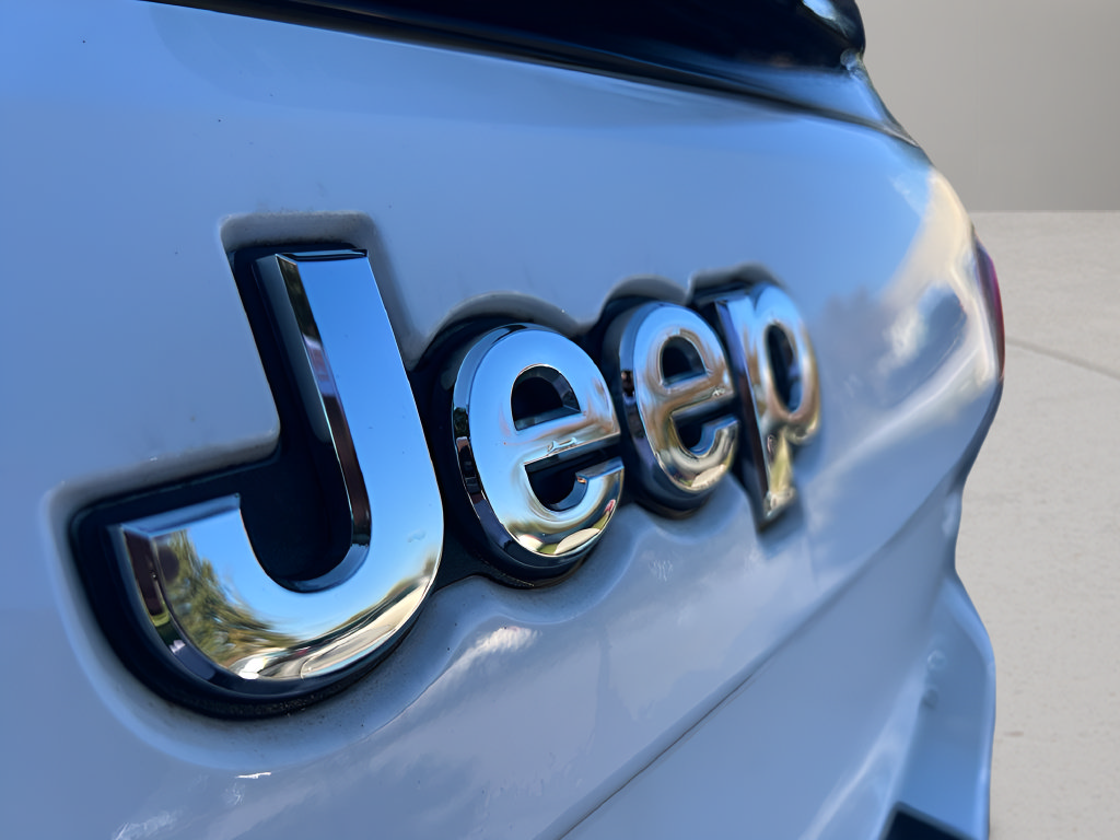 Used 2019 Jeep Grand Cherokee Laredo AWD/4WD image 33