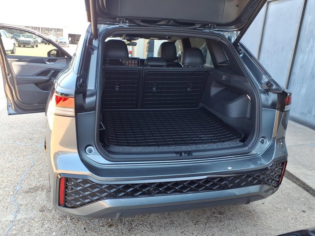 Certified 2026 Volkswagen Tiguan SE R-Line FWD image 22