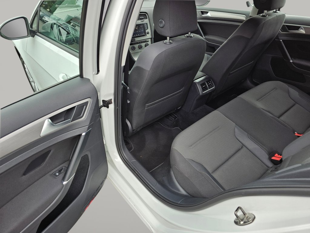 Used 2017 Volkswagen Golf S image 21