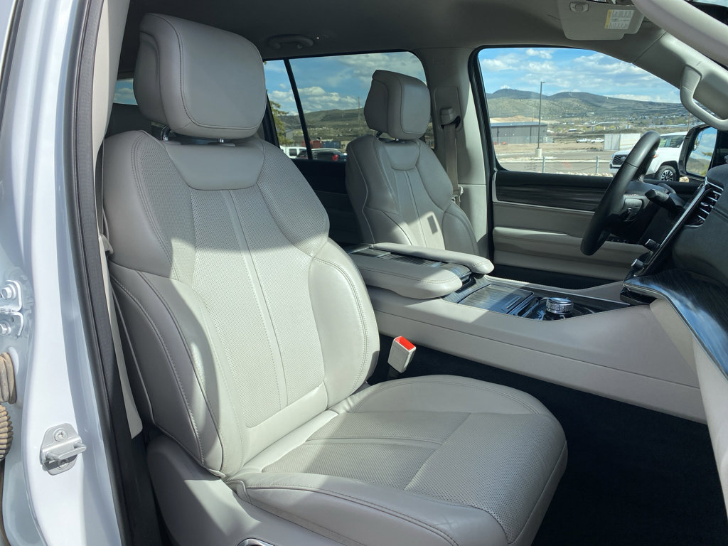 Used 2023 Jeep Wagoneer L Series II AWD/4WD image 7