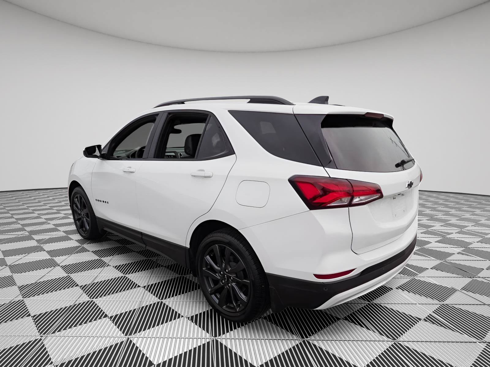 Used 2024 Chevrolet Equinox RS w/ LPO, Floor Liner Package FWD image 5