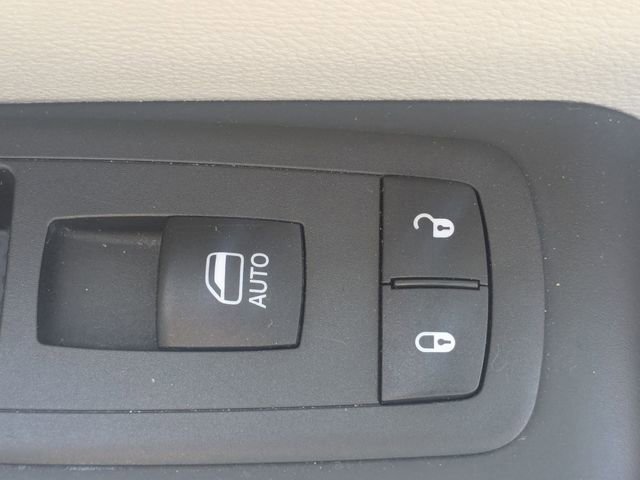 Used 2022 Chrysler Pacifica Touring-L image 30