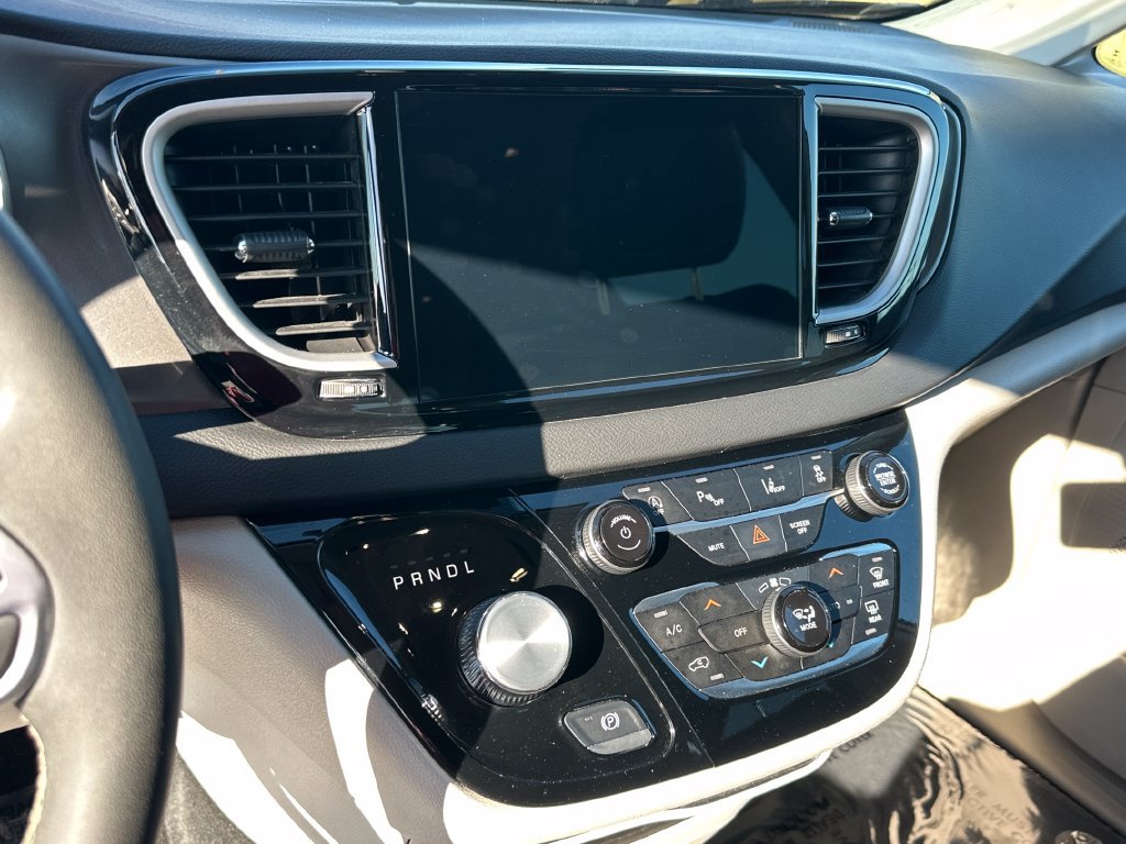 Used 2024 Chrysler Pacifica Touring-L FWD image 22