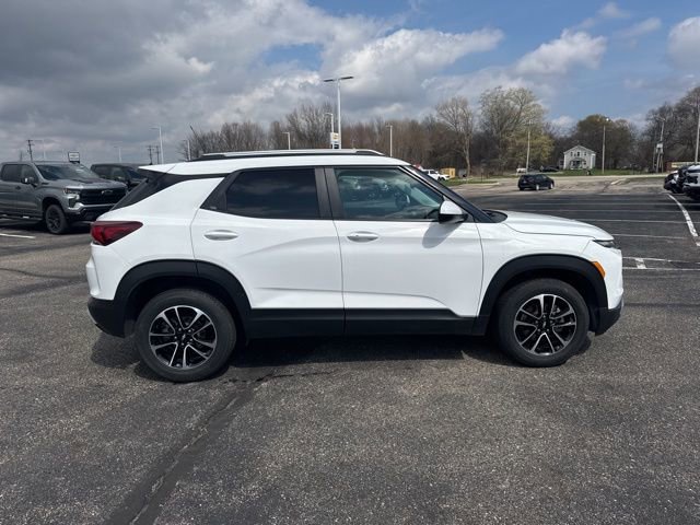 Used 2024 Chevrolet TrailBlazer LT w/ LT Cold Weather Package AWD/4WD image 2