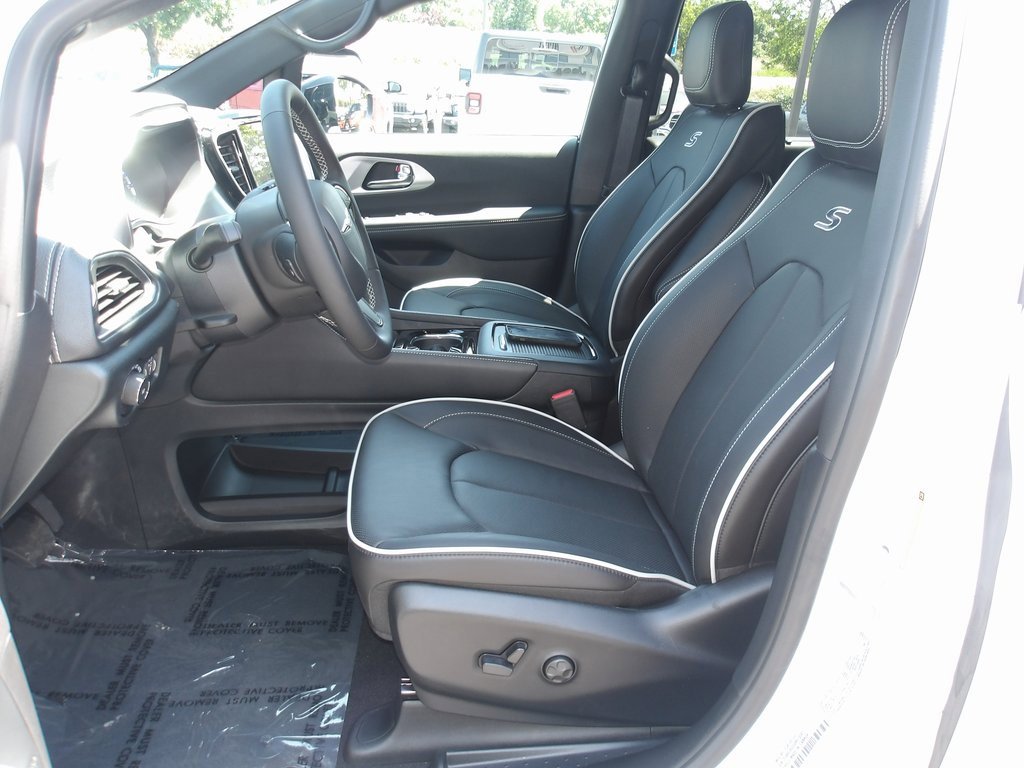 New 2025 Chrysler Pacifica Limited image 12