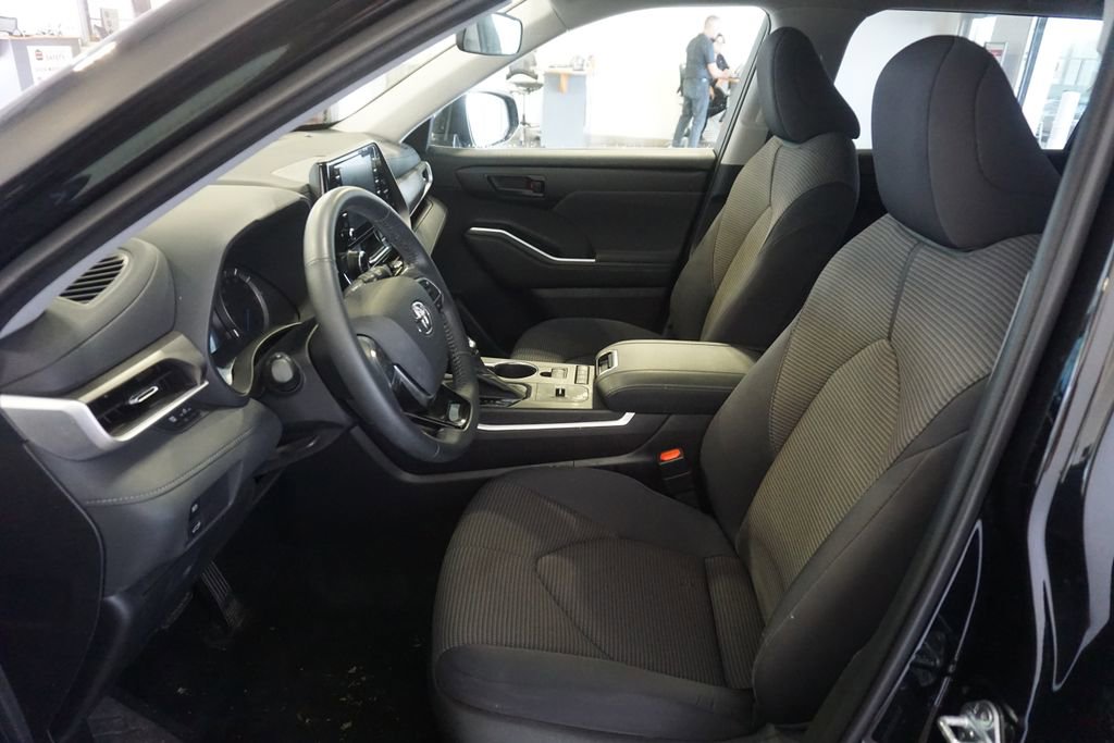 Used 2021 Toyota Highlander LE AWD/4WD image 18