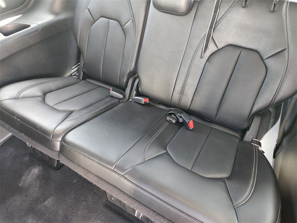 Used 2025 Chrysler Pacifica Select image 64