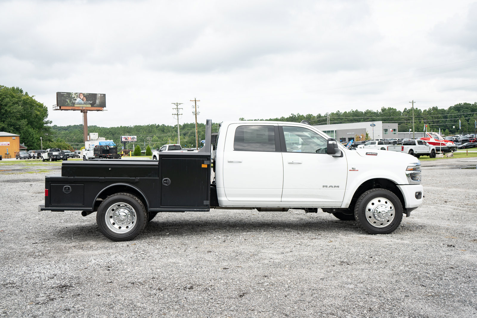 New 2026 RAM 4500 4x4 Crew Cab DRW w/ Laramie Trim Package image 24