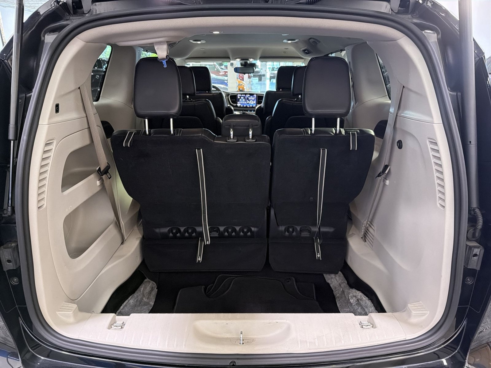 Used 2023 Chrysler Pacifica Touring-L FWD image 29