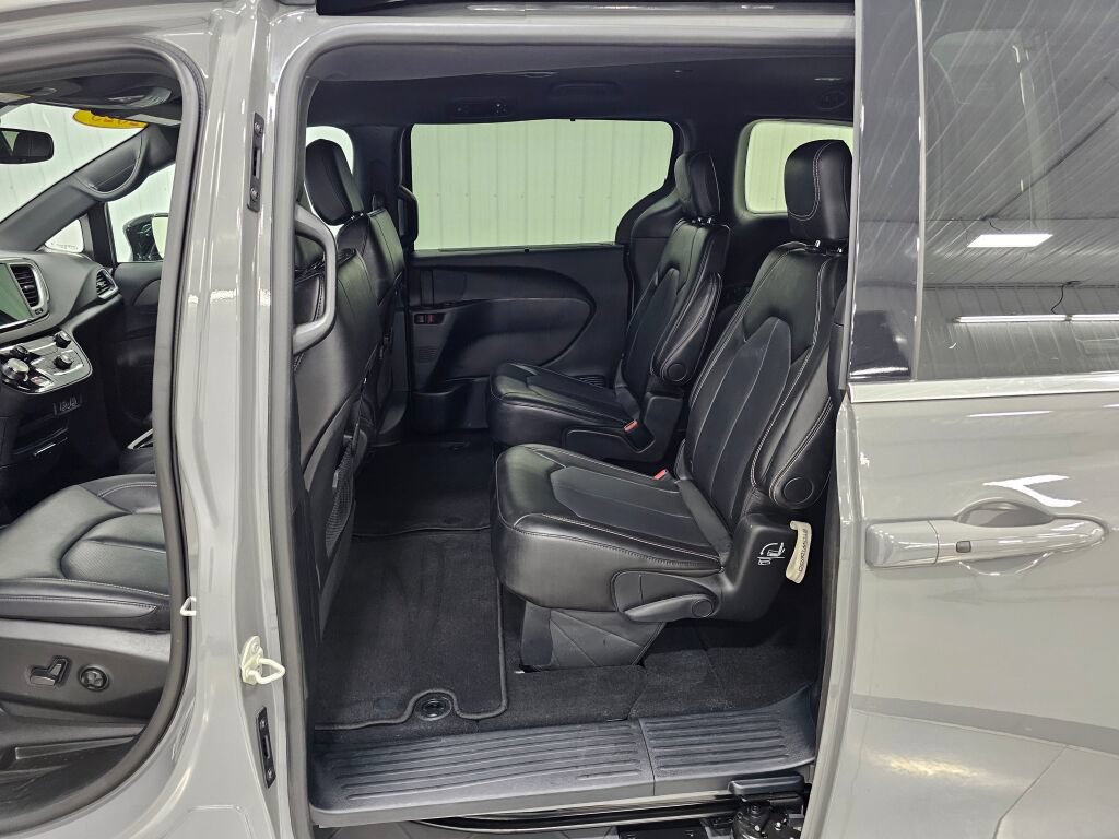 Used 2025 Chrysler Pacifica Select FWD image 12