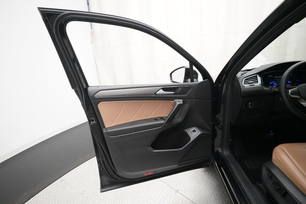 Used 2024 Volkswagen Tiguan SE AWD/4WD image 28