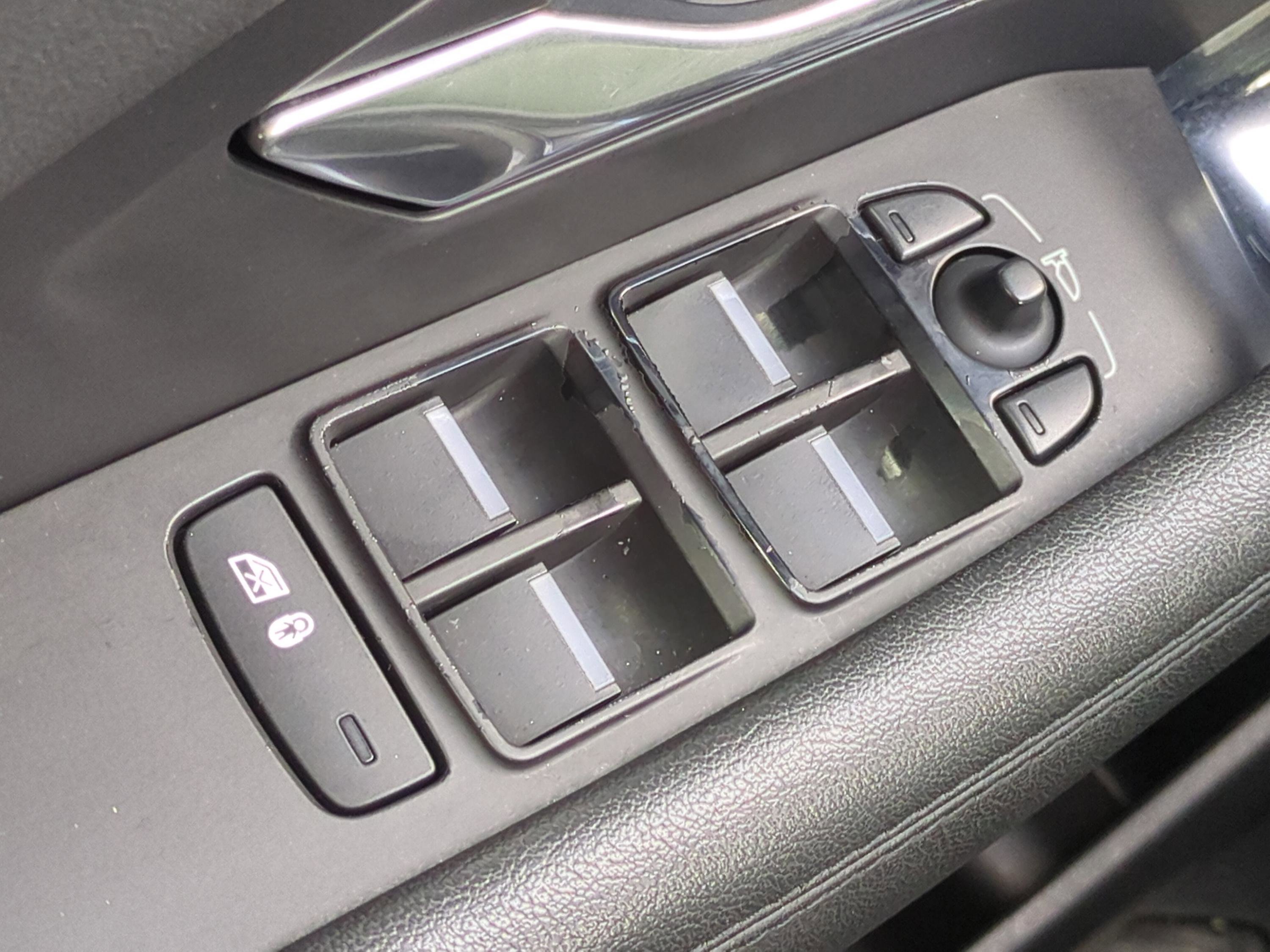 Used 2020 Jaguar E-PACE SE image 23