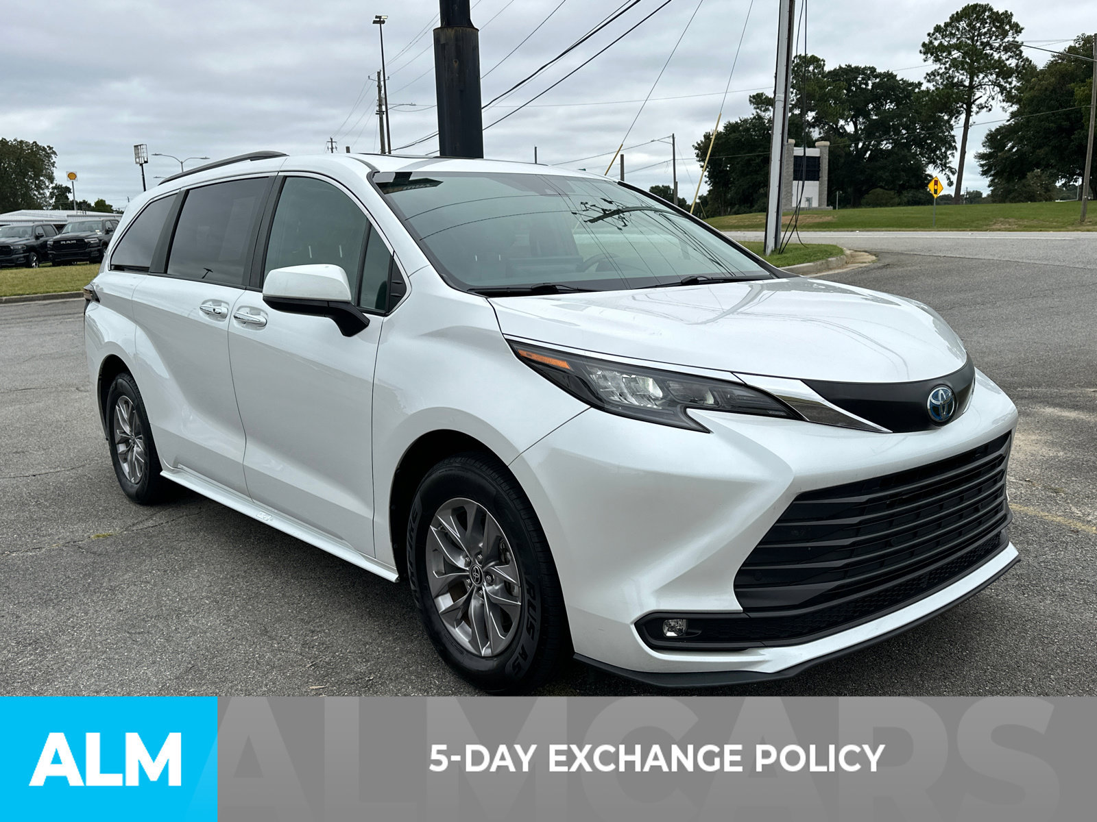 Used 2025 Toyota Sienna XLE FWD image 3