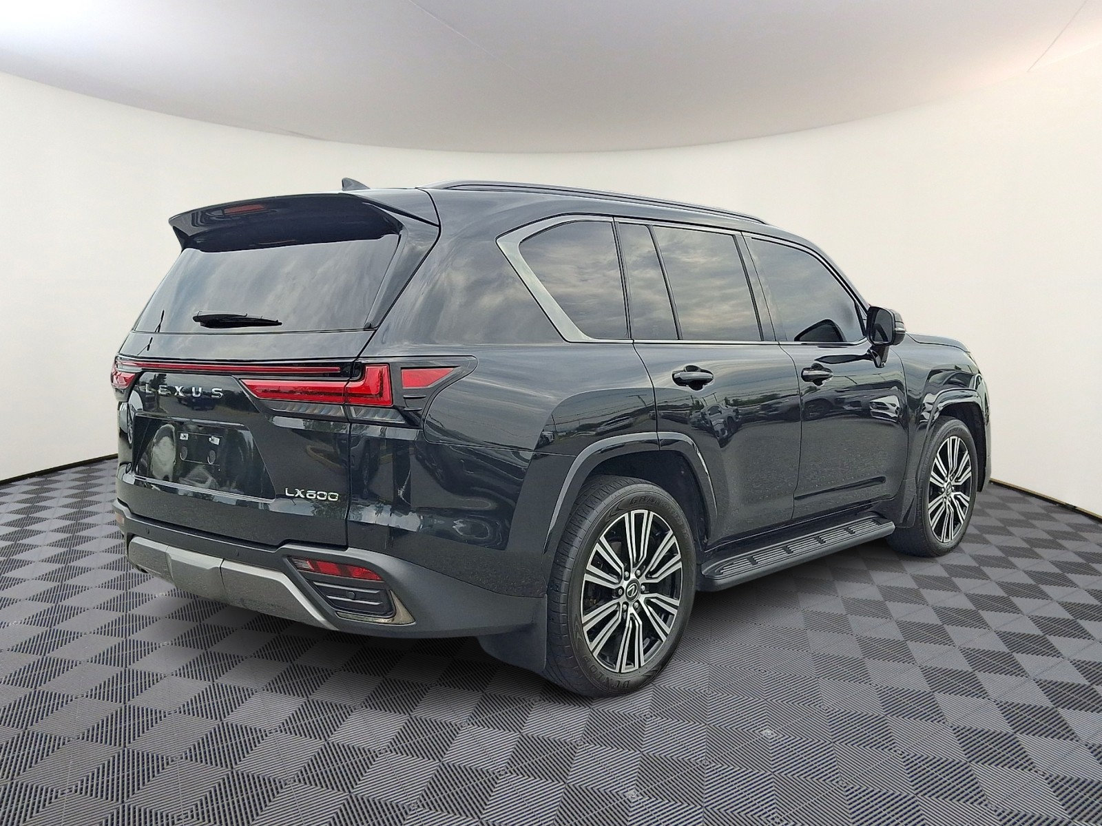 Used 2024 Lexus LX 600 4WD w/ Appearance Package image 4