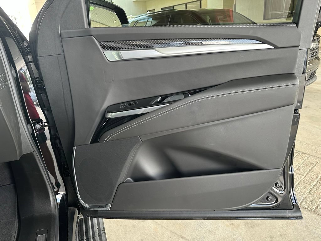 Used 2026 Cadillac Escalade ESV V w/ LPO, ONYX Package AWD/4WD image 38