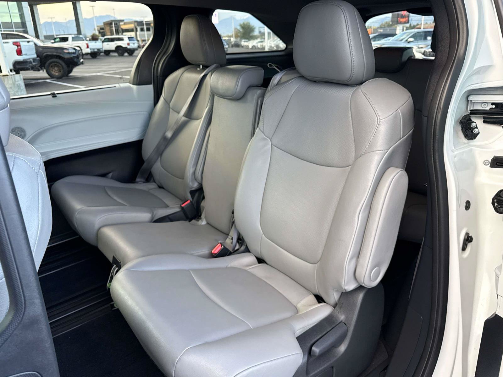 Used 2025 Toyota Sienna XLE FWD image 14