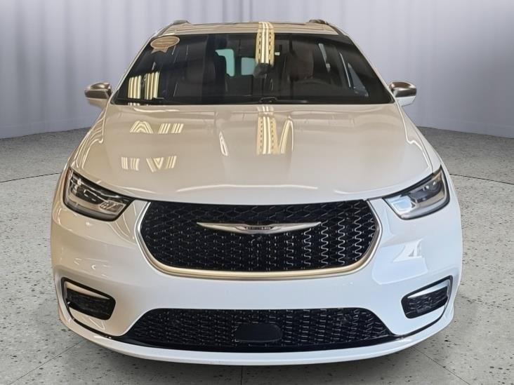 Used 2024 Chrysler Pacifica Pinnacle FWD image 2