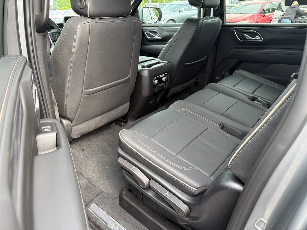 Used 2023 GMC Yukon XL SLT AWD/4WD image 11