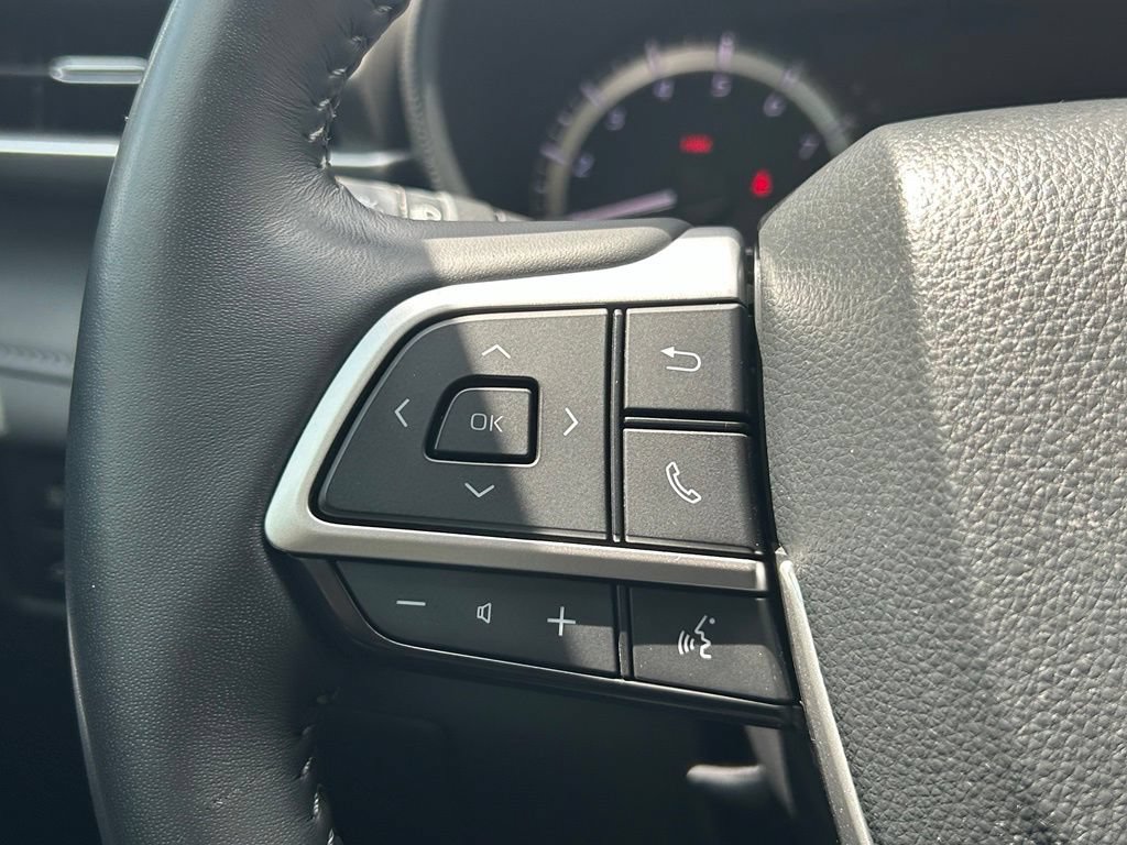 Used 2024 Toyota Highlander LE FWD image 20