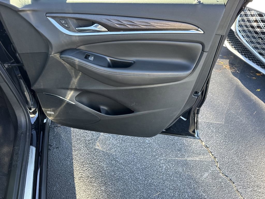 Used 2023 Buick Enclave Avenir image 14
