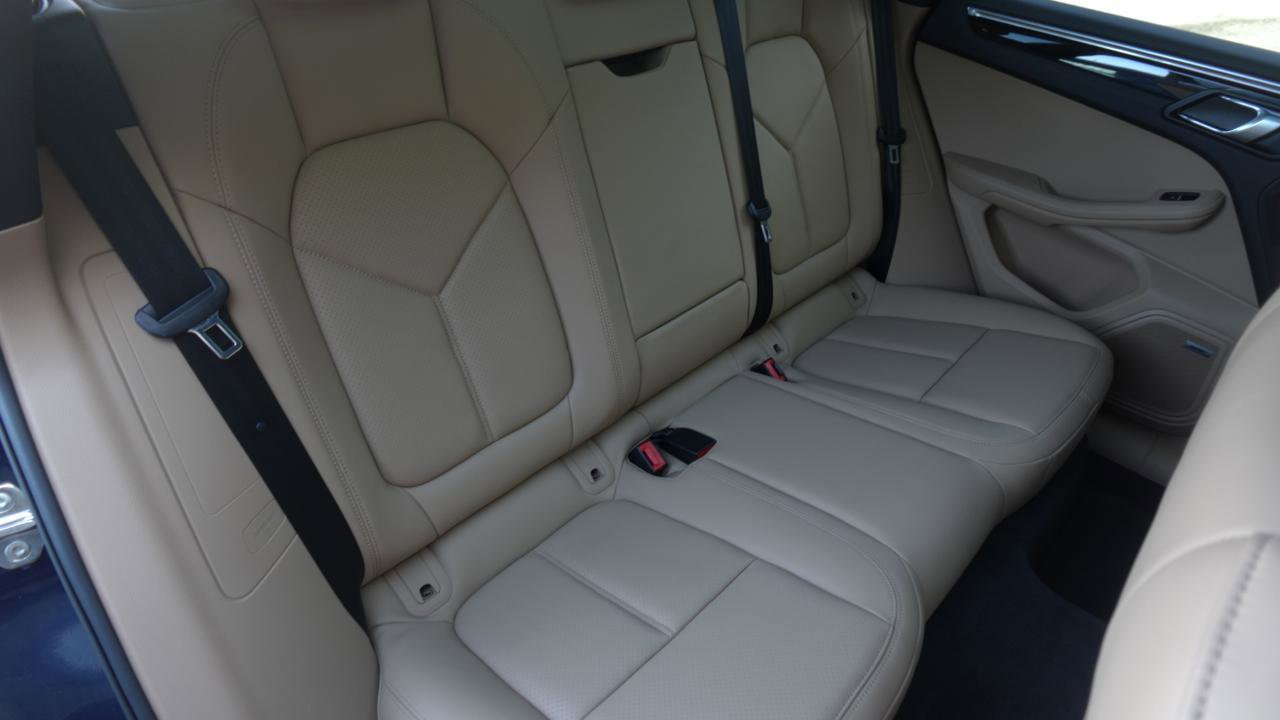 Used 2022 Porsche Macan w/ Premium Package AWD/4WD image 18