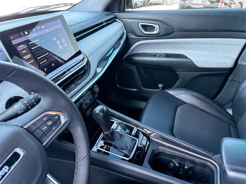 Used 2023 Jeep Compass Latitude image 26