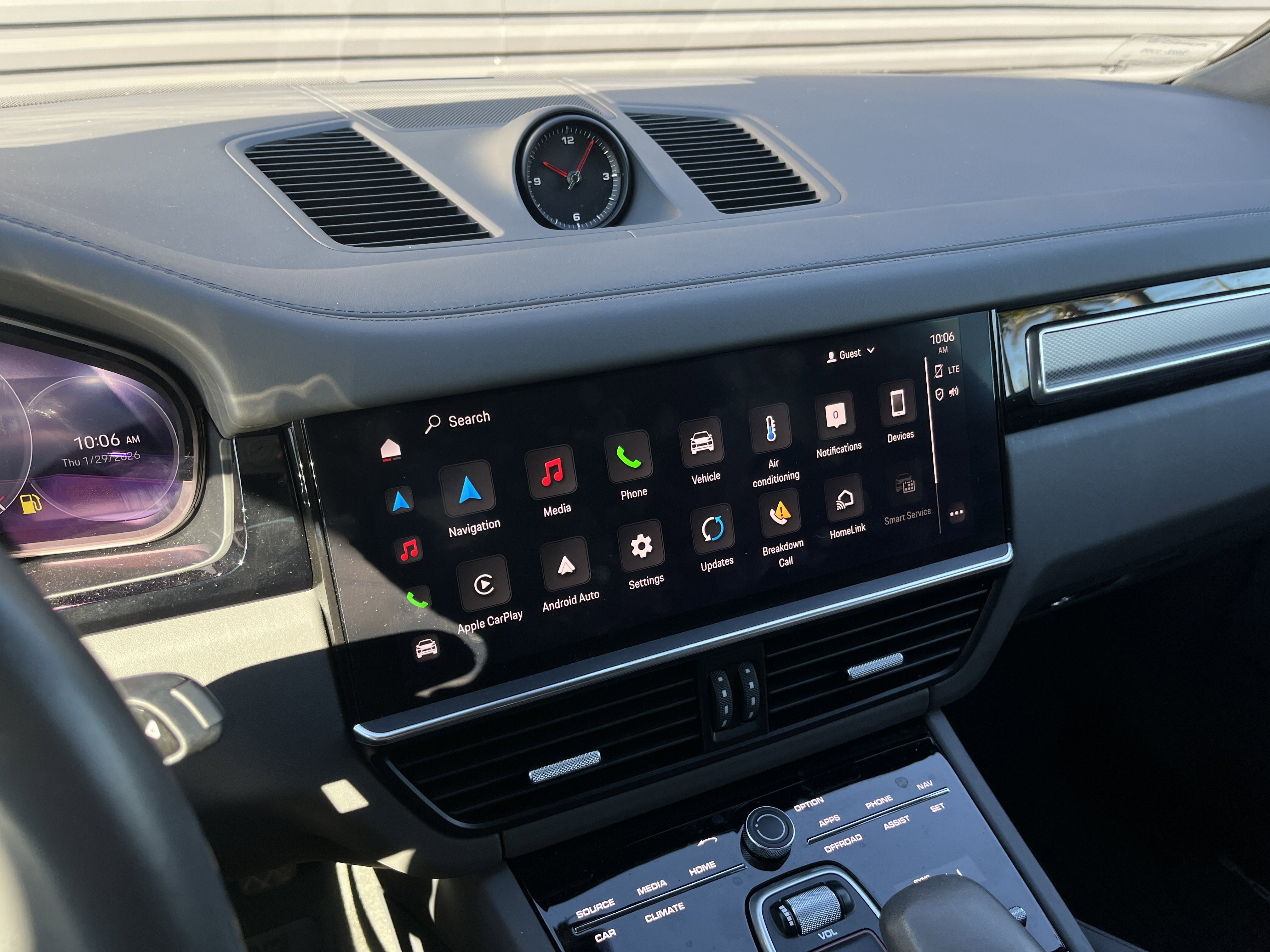 Certified 2023 Porsche Cayenne Platinum Edition image 33