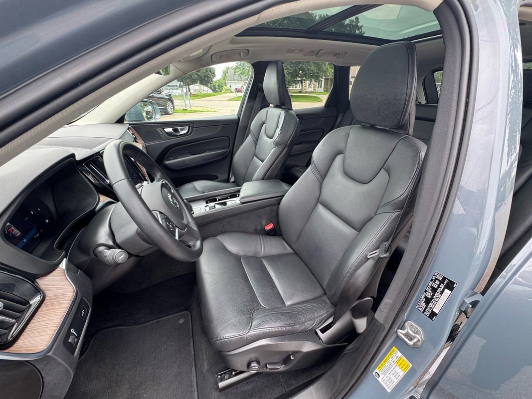 Used 2022 Volvo XC60 B5 Momentum image 21
