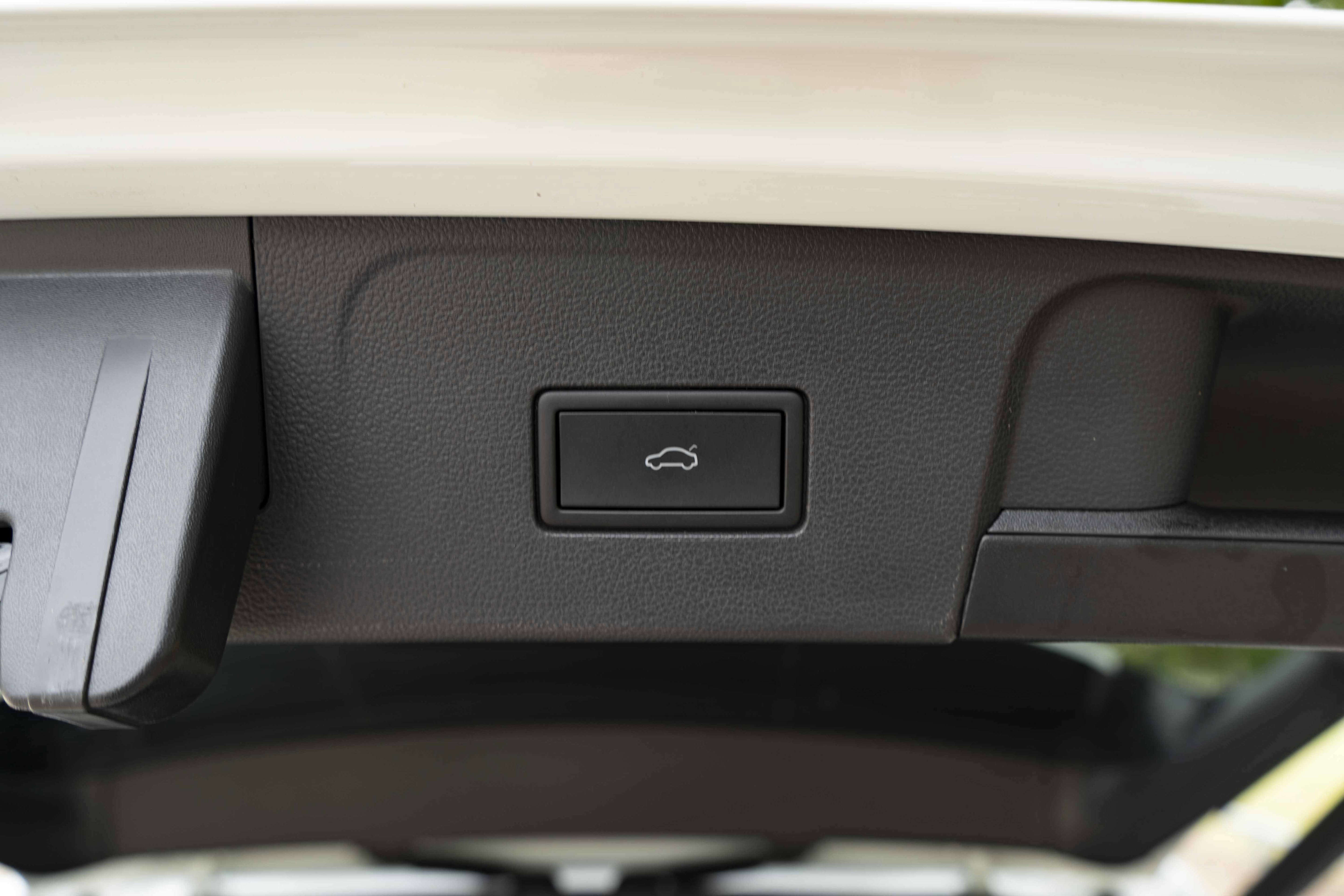 Used 2024 Volkswagen Atlas SE w/ Black Wheel Package FWD image 45