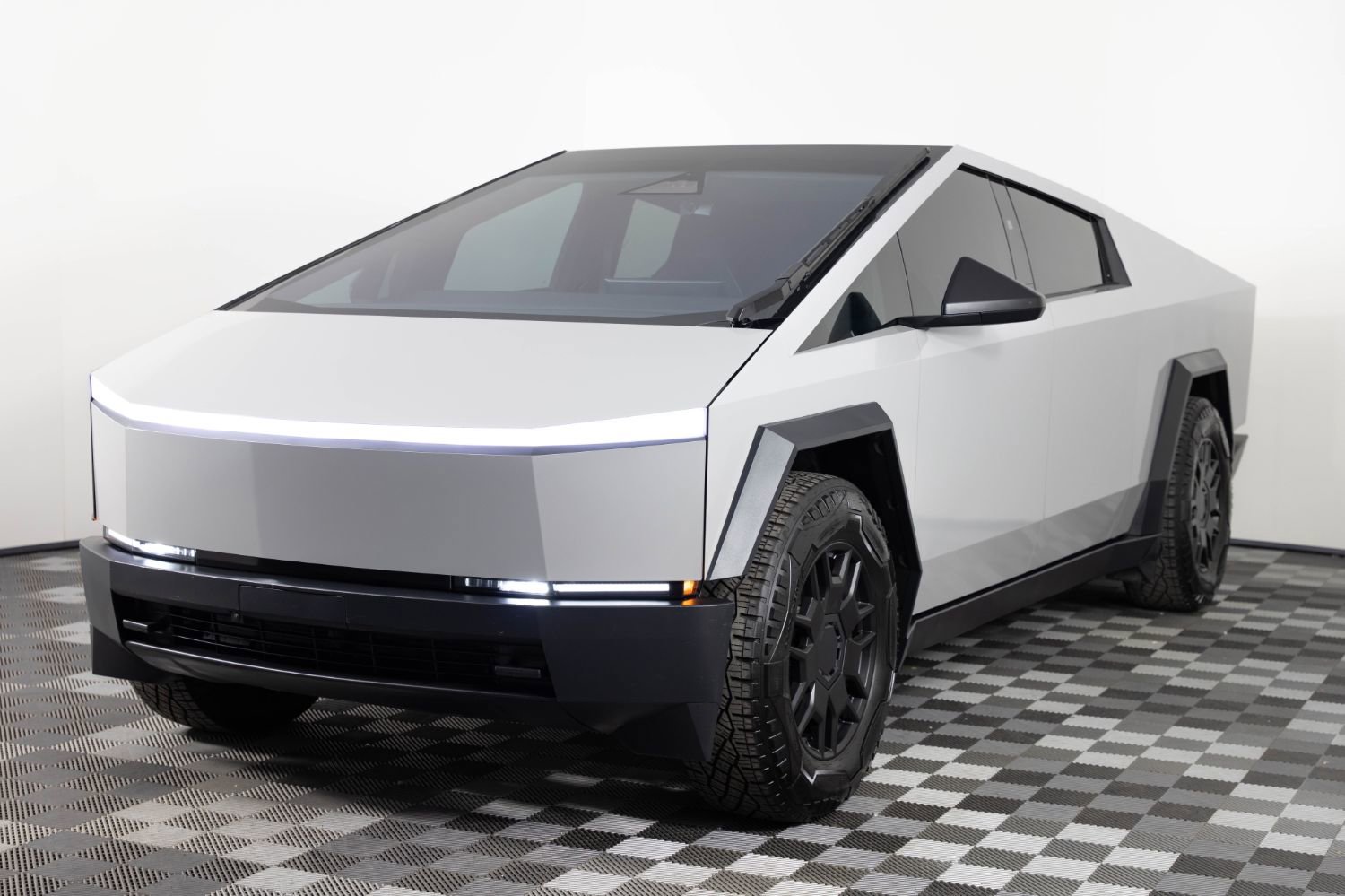 Used 2024 Tesla Cybertruck AWD Crew Cab image 2