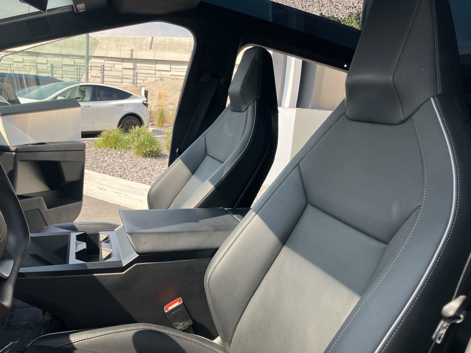 Used 2024 Tesla Cybertruck AWD Crew Cab image 15