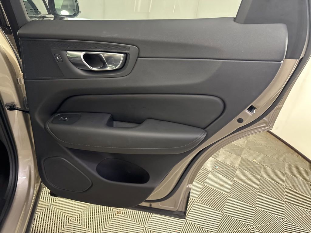 Used 2025 Volvo XC60 B5 Plus image 17