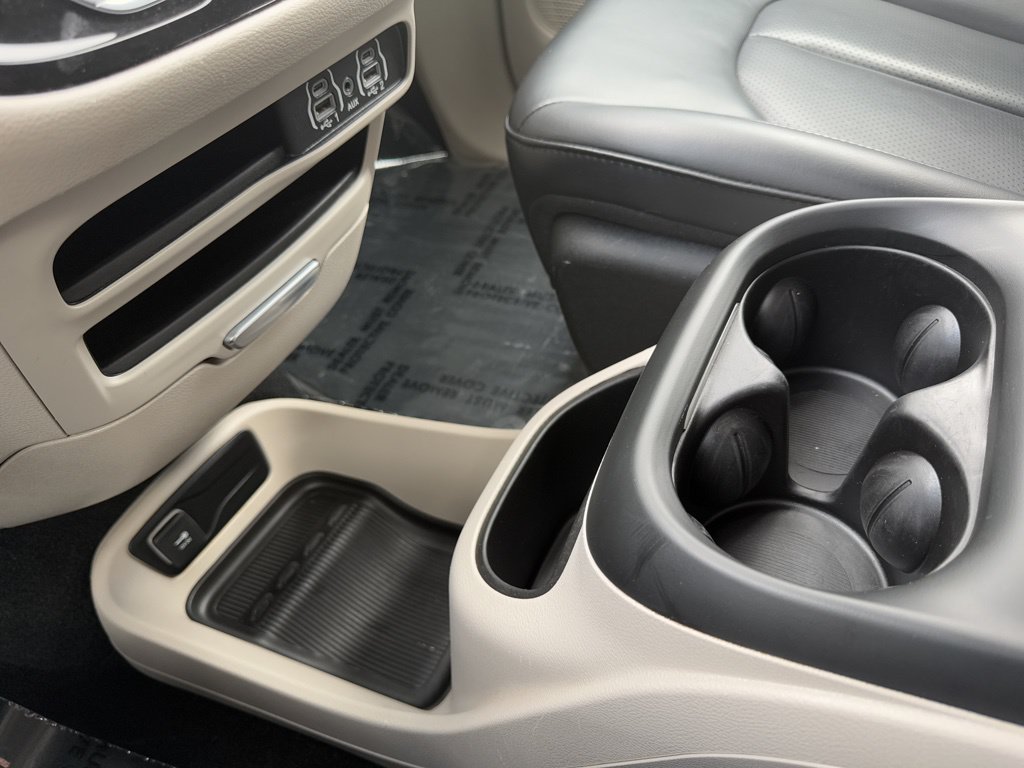 Used 2023 Chrysler Pacifica Touring-L FWD image 38