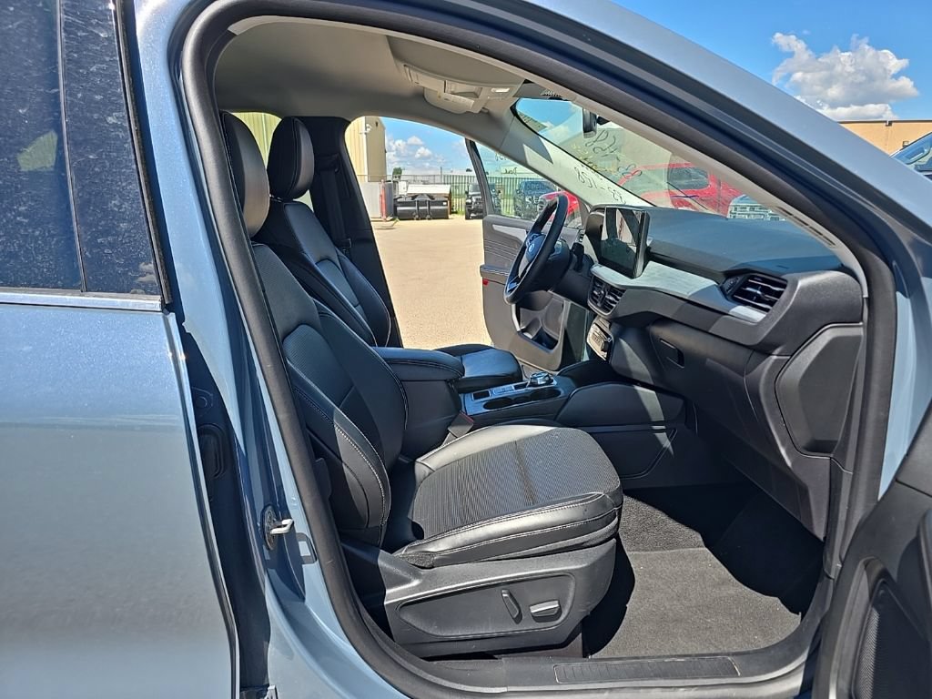 Used 2025 Ford Escape Platinum AWD/4WD image 16
