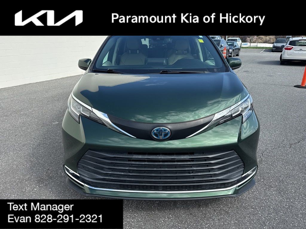 Used 2021 Toyota Sienna XLE image 2