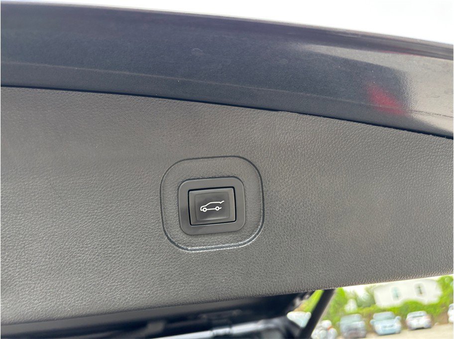 Used 2017 Chevrolet Equinox Premier w/ Enhanced Convenience Package FWD image 38