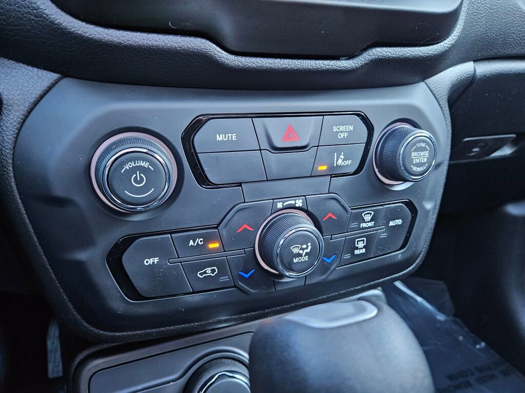 Used 2021 Jeep Renegade Latitude w/ Sun & Sound Group image 25