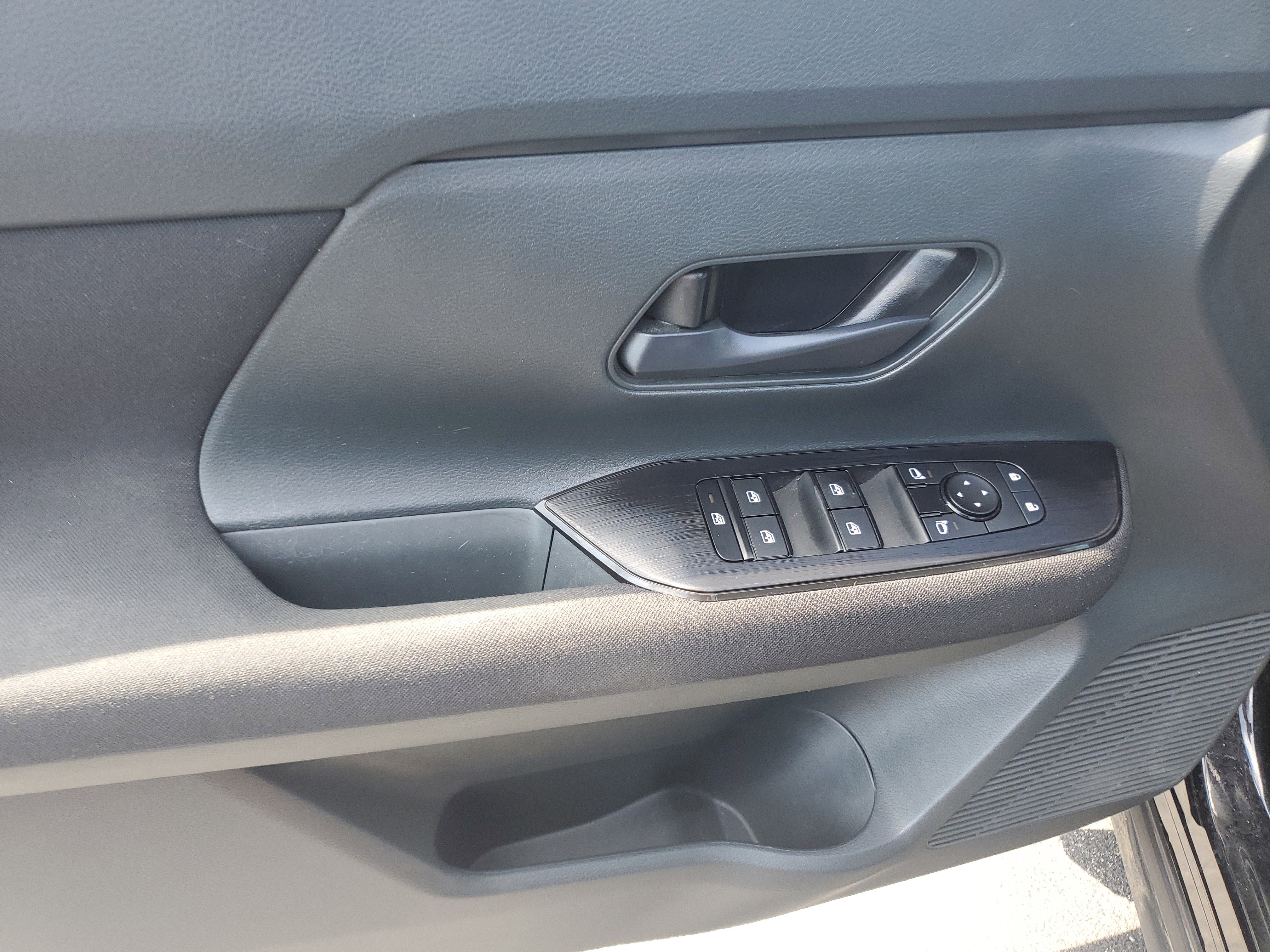 Used 2025 Nissan Kicks S AWD/4WD image 18