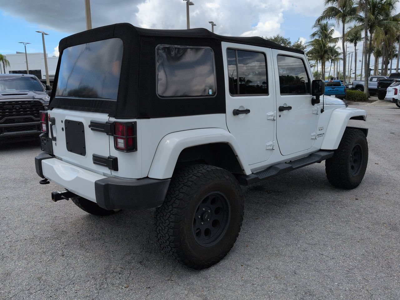 Used 2016 Jeep Wrangler Unlimited Sahara w/ Connectivity Group AWD/4WD image 5