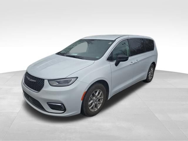 Used 2024 Chrysler Pacifica Touring-L image 2