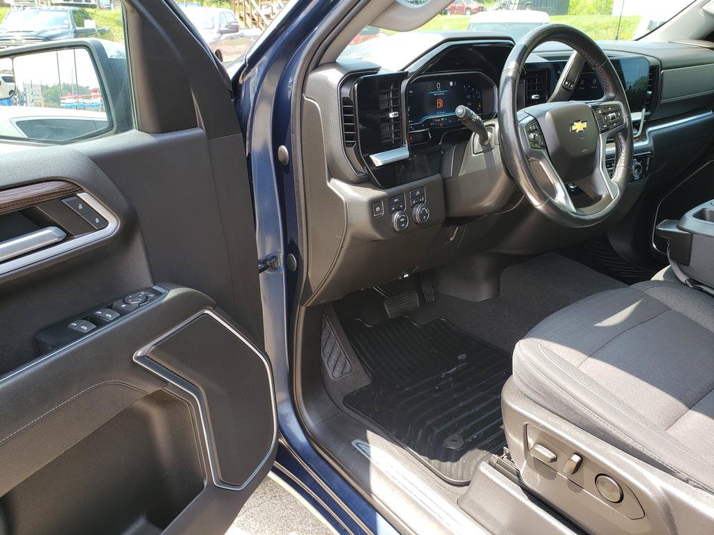 Used 2022 Chevrolet Silverado 1500 LT AWD/4WD image 11